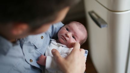 Les nouveaux-nés ressentent tout ce que vivent leurs parents. Et donc aussi, les événements du monde extérieur. Ils ne peuvent pas parler, mais comprennent ce que leur expliquent leurs parents. (Illustration) (CATHERINE DELAHAYE / STONE RF / GETTY IMAGES)