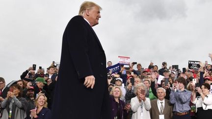 Le président des Etats-Unis, Donald Trump, lors d'un meeting à l'aéroport d'Huntington, en Virginie-Occidentale (Etats-Unis), le 2 novembre 2018. ((NICHOLAS KAMM / AFP))