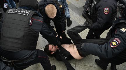 La police arrête un manifestant pro Navalny samedi 23 janvier 2021 à Moscou. (KIRILL KUDRYAVTSEV / AFP)