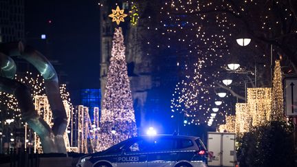 Une voiture de police bloque l'entrée du marchée de Noël à Berlin (Allemagne), le 20 décembre 2016. (BERND VON JUTRCZENKA / DPA / AFP)