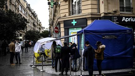 Une tente de dépistage du Covid-19 devant une pharmacie à Paris, le 23 décembre 2020. (CHRISTOPHE ARCHAMBAULT / AFP)