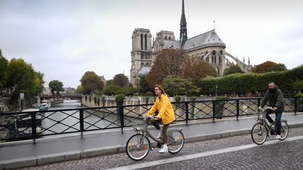 Des cyclistes devant la Cathédrale Notre-Dame lors de la journée sans voiture à Paris, le 1er octobre 2017. (ERIC FEFERBERG / AFP)