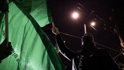 Hamas flags are waved while awaiting the release of prisoners in exchange for Israeli hostages held by Hamas, in Ramallah, in the occupied West Bank, November 28, 2023. (KENZO TRIBOUILLARD / AFP)