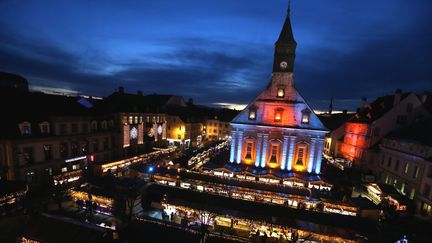 Le marché de Noël au pied du temple Saint-Martin, photographié le 29 novembre 2018 à Montbéliard (Doubs). Le temple protestant fait partie des sites retenus pour le Loto du patrimoine 2020. (LIONEL VADAM  / MAXPPP)