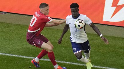 Bukayo Saka faces Michel Aebischer in the Euro 2024 quarter-final between England and Switzerland on July 6, 2024. (HASSAN AMMAR / SIPA)