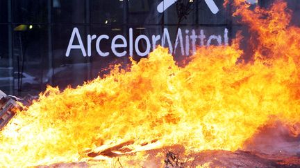 Un brasero devant l'usine&nbsp;ArcelorMittal &agrave; Flemalle, pr&egrave;s de Li&egrave;ge (Belgique), le 4 octobre 2011. (MICHEL KRAKOWSKI / AFP)