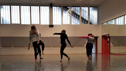 Une partie du collectif France lors du cours de danse contemporaine. (NOUTCHA)