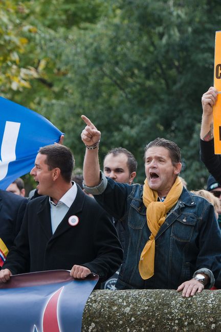 Des militants du FN manifestent contre l'accueil des migrants à la Tour d'Aigues, dans le Vaucluse, le 23 octobre 2016. (MAXPPP)