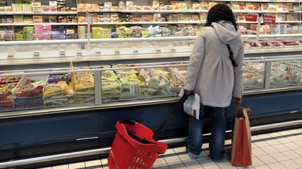 Une femme au rayon surgelés d'un supermarché de Bordeaux (Gironde), le 21 février 2013. (JEAN-PIERRE MULLER / AFP)