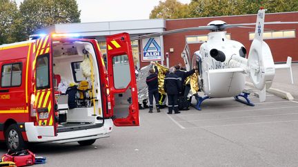 A J&oelig;uf, en Meurthe-et-Moselle, un enfant de 7 ans est h&eacute;liport&eacute; apr&egrave;s avoir &eacute;t&eacute; poignard&eacute; dans la rue, le 15 octobre 2015. (FREDERIC LECOCQ / MAXPPP)