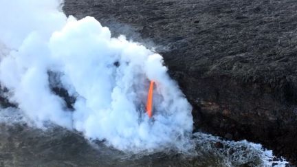 Un jet de lave du volcan Kilauea se déverse en continu dans le Pacifique