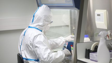 Illustration. Un chercheur travaille sur le Covid-19 à l'institut Pasteur.&nbsp; (GUILLAUME GEORGES / MAXPPP)