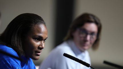 La capitaine de l'équipe de France féminine de football Wendie Renard (à gauche) et la sélectionneuse Corinne Diacre lors d'une conférence de presse pendant l'Euro 2022, à Milton Keynes (Royaume-Uni), le 26 juillet 2022. (ALESSANDRA TARANTINO / AP / SIPA)