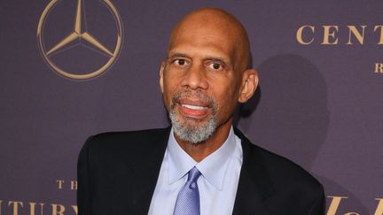 Pour 340 euros, il est possible de s'offrir une vidéo personnalisée de la légende du basket Kareem Abdul Jabbar, ici à Beverly Hills, en Californie, le 4 février 2019. (JEAN-BAPTISTE LACROIX / AFP)