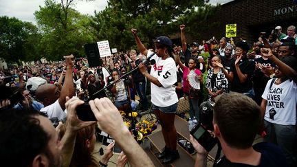 La petite amie de Philando Castile, abattu le 6 juillet 2016 par un policier dans le Minnesota, participe à un rassemblement dénonçant les abus des policiers blancs, à St Paul, le 7 juillet 2016. (RICHARD TSONG-TAATARII / AP / SIPA)