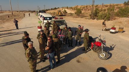 Des officiers attendent au niveau d'un des corridors humanitaires mis en place à Alep. (SPUTNIK)