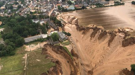 Au lendemain des inondations, un glissement de terrain est survenu à Erftstadt, en&nbsp;Rhénanie-du-Nord-Westphalie (Allemagne), le 15 juillet 2021.&nbsp;L'effet a été tel que des maisons ont été emportées et plusieurs personnes sont portées disparues depuis.&nbsp; (RHEIN-ERFT-KREIS / RHEIN-ERFT-KREIS / AFP)