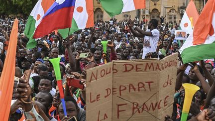 Les partisans du Conseil national de protection de la patrie (CNSP) du Niger se rassemblent place de la Concertation à Niamey le 20 août 2023. (- / AFP)