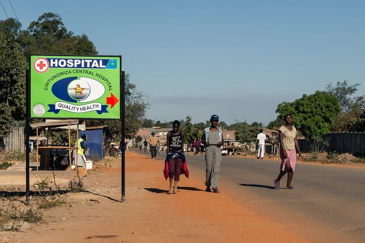 A l'hôpital de Chitungwiza, annonçant une "santé de qualité", selon son rutilant panneau d'entrée, des opérations sont régulièrement reportées ou annulées faute de produits anesthésiants (8 septembre 2019). (JEKESAI NJIKIZANA / AFP)