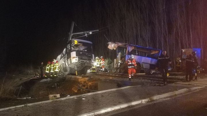 Un bus et un&nbsp;TER sont entrés en collision à Millas, dans les Pyrénées-Orientales, le 14 décembre 2017. (MATTHIEU FERRI / RADIO FRANCE)