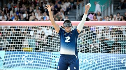 Le joueur de l'équipe de France de goalball Elias Ouni lors du match contre Iran aux Jeux paralympiques de Paris 2024, le 30 août 2024 (HAHN LIONEL / AFP)