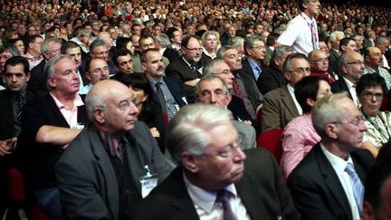 Des élus au Congrès des maires de France, lors d'une intervention de François Fillon,  en novembre 2009 (AFP PHOTO OLIVIER LABAN-MATTEI)