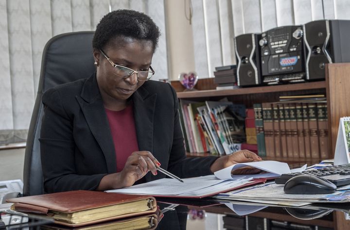 La médiatrice du Malawi, Martha Chizuma, à son bureau à Lilongwe le 9 septembre 2019 (AMOS GUMULIRA / AFP)