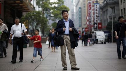 Qiu Xiaolong dans les rues de Shangai en avril 2012
 (Eugene Hoshiko/AP/SIPA)