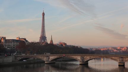 Le pont des Invalides, à Paris.&nbsp; (MANUEL COHEN / MANUEL COHEN)