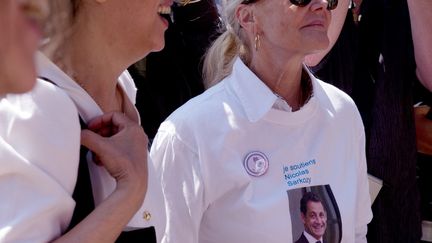 Dans les all&eacute;es de la F&ecirc;te de la violette, une militante UMP arbore un tee-shirt &agrave; l'effigie de Nicolas Sarkozy. (ALAIN JOCARD / AFP)