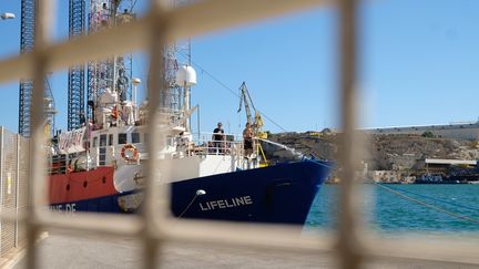 Le "Lifeline", bateau humanitaire affrété par une ONG allemande, qui transportait 233 migrants en Méditerranée, a accosté dans le port de La Valette, à Malte, le 27 juin 2018, après avoir été bloqué six jours en mer. Après avoir fait accoster tous les migrants, il reste bloqué à quai par les autorités maltaises. (NATHANAEL CHARBONNIER / FRANCEINFO)