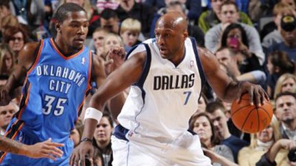 Le joueur des Mavs Lamar Odom au contact de Kevin Durant