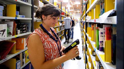 Une salari&eacute;e d'Amazon France au centre logistique d'Amazon de Mont&eacute;limar (Dr&ocirc;me), le 11 septembre 2013. (MAXPPP)