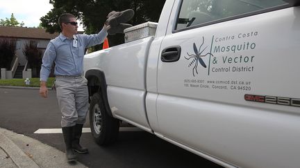 Un technicien d'un organisme de lutte contre les moustiques part inspecter les abords d'un cours d'eau, &agrave; Pleasant Hill, en Californie, en juin 2012. (JUSTIN SULLIVAN / GETTY IMAGES NORTH AMERICA)