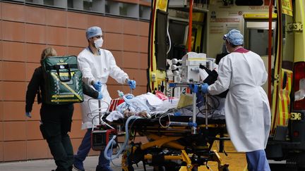 Un patient arrivé par ambulance à l'hôpital royal de Londres, le 19 janvier 2021. (TOLGA AKMEN / AFP)