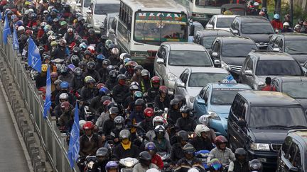 La circulation aux heures de pointe dans une rue de Djakarta (Indon&eacute;sie), le 14 juin 2013. (SUPRI SUPRI / REUTERS)