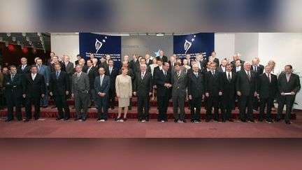 La photo de famille des dirigeants de l'union européenne lors d'un sommet européen le 18 juin 2004.
 (HO/AFP)