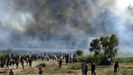 L'ambassade am&eacute;ricaine attaqu&eacute;e par des manifestants &agrave; Tunis (Tunisie), le 14 septembre 2012. (FETHI BELAID / AFP)