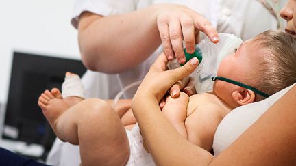 La bronchiolite des nourrissons a inquiété de nombreux parents cet hiver. Des travaux prometteurs évoquent la mise au point de vaccins contre ce virus qu'on appelle VRS, virus respiratoire syncytial (Illustration) (BSIP / UNIVERSAL IMAGES GROUP EDITORIAL / GETTY IMAGES)