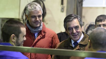 Laurent Wauquiez et François Fillon, lors d'un déplacement à Attignat (Ain), le 29 janvier 2017. (Photo d'illustration) (PHILIPPE DESMAZES / AFP)