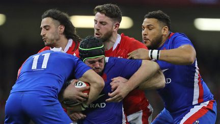 Grégory Alldritt soutenu par Mohamed Haouas et Gabin Villière face aux Gallois, lors de la 4e journée du Tournoi des six nations à Cardiff, le 11 mars 2022. (GEOFF CADDICK / AFP)