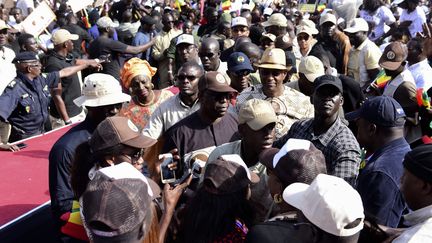 Le président sénéglais sortant, Macky Sall, qui brigue un second mandat lors de l'élection du 24 février 2019, avance au milieu de ses partisans avant&nbsp;un meeting&nbsp;place de l'Obélisque à Dakar le 21 février. (SEYLLOU / AFP)