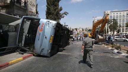 Le bus renvers&eacute; par une pelleteuse &agrave; J&eacute;rusalem (Isra&euml;l), le 4 ao&ucirc;t 2014. (MAXPPP)