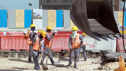 Des ouvriers travaillent sur un chantier en vue de la coupe du monde de football 2022, le 16 novembre 2014, &agrave; Doha (Qatar). ( AFP )