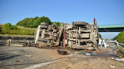 Camion accidenté de la société France Balayage sur l'A16 le 7 juillet 2016. (SDIS SOMME / O. BEGUIN)