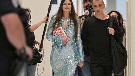 L'artiste russe Piotr Pavlenski et sa compagne Alexandra de Taddeo arrivent à leur procès au tribunal correctionnel de Paris, le 28 juin 2023. (ALAIN JOCARD / AFP)