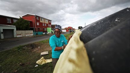 Il y a des terres publiques bien situées qui pourraient être libérées relativement facilement», a déclaré l'expert foncier Aninka Claassens. «Si vous pouviez avoir des personnes pauvres dans les centres villes, dans des logements à bas prix, serait un changement très symbolique», a-t-elle ajouté. Les propriétaires des terres privées ne devraient pas être expropriés avant les élections. Il y a peu de petites parcelles urbaines susceptibles de causer des conflits majeurs avec les propriétaires. Mais le simple fait de mentionner l'expropriation des terres peut faire grimacer les investisseurs, rappelant les saisies de fermes agricoles au Zimbabwe menées par Robert Mugabe et qui ont contribué à mettre à genoux l’économie du pays.
 (Mike Hutchings/REUTERS)