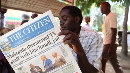 Un homme lit le quotidien «The Citizen», le 23 mars 2017 à Arusha, dans le nord de la Tanzanie. (STRINGER / AFP)