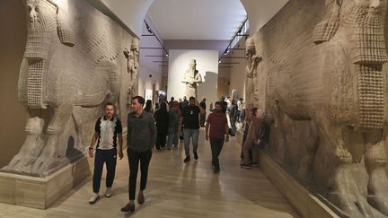 Les gens visitent le musée irakien de la capitale irakienne Bagdad le 27 septembre 2022 à l'occasion de la Journée mondiale du tourisme. (SABAH ARAR / AFP)