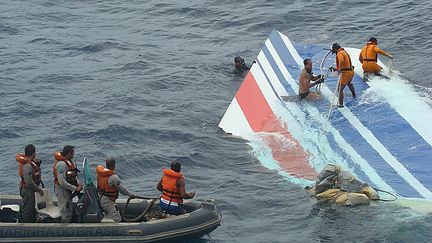 Une partie de l'avion retrouvée en pleine mer, le 8 juin 2009.&nbsp; (HO / BRAZILIAN NAVY)